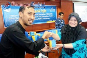 manajer Consumer Rapiq Juniasyah saat mennyerahkan hadiah program serambi kepada nasabah bjb